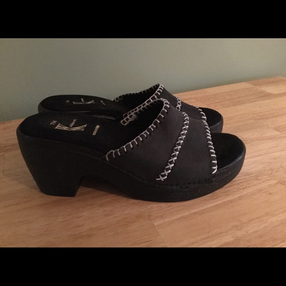 White Mountain Black Leather Slides 7M - Picture 1 of 4